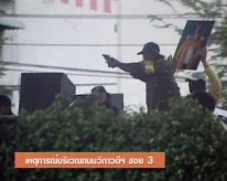 澳门金沙网站：泰国警察与示威者机场对峙 3000名旅客滞留(图)
